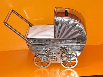 Verzilverde spaarpot. Een kinderwagen. Van Zilverstad.  beschikbaar voor biedingen