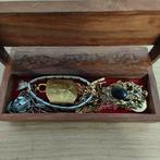 Oud doosje met onderdelen en oude sieraden, Sieraden, Tassen en Uiterlijk, Antieke sieraden, Ophalen of Verzenden, Overige materialen