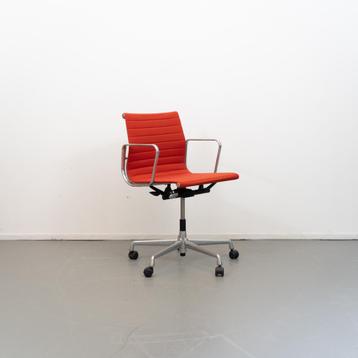 4 Vitra Eames Ea117 bureaustoelen Rusty Orange Alu beschikbaar voor biedingen