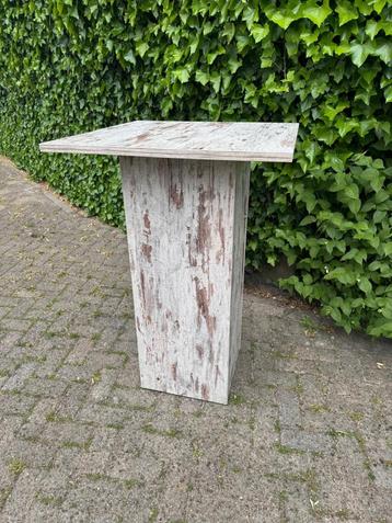 8 Statafels hout look waarvan 3 met kastje beschikbaar voor biedingen