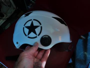 helm voor snelle fietsen of andere voertuigen beschikbaar voor biedingen