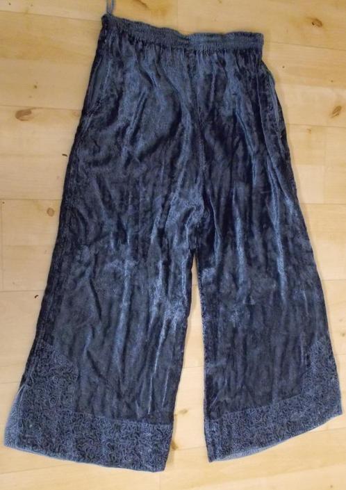 Grijze fluweel look broek met borduursels van Cocktail! L, Kleding | Dames, Broeken en Pantalons, Zo goed als nieuw, Maat 42/44 (L)