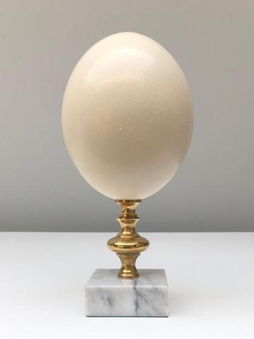 Struisvogelei op sokkel van marmer en messing.  beschikbaar voor biedingen