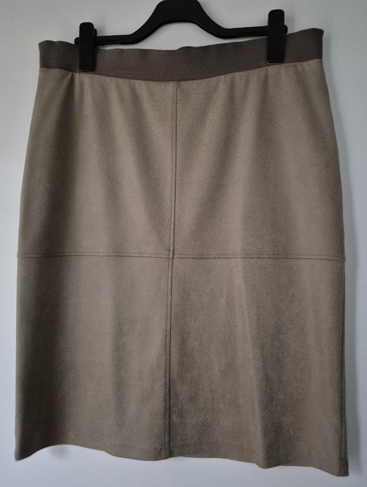 Suede look taupe kleurige rok Maat XXL (Nieuw), Kleding | Dames, Rokken, Nieuw, Maat 46/48 (XL) of groter, Overige kleuren, Onder de knie