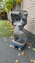 fonteinbeeld vrouwelijk torso Massive, Ophalen, Gebruikt, Beton, Mensenbeeld