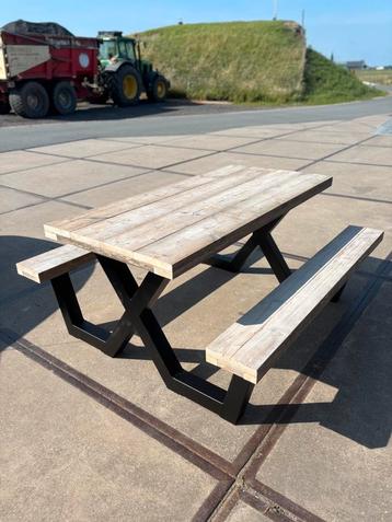Picknicktafel staal onderstel met steigerhouten blad en zit beschikbaar voor biedingen