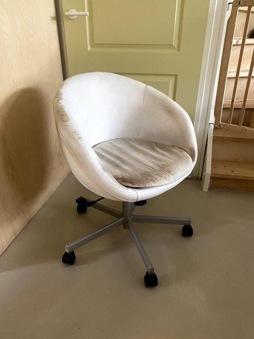 Gratis opknapper: bureaustoel met wielen, Huis en Inrichting, Bureaustoelen, Gebruikt, Bureaustoel, Wit, Ophalen of Verzenden