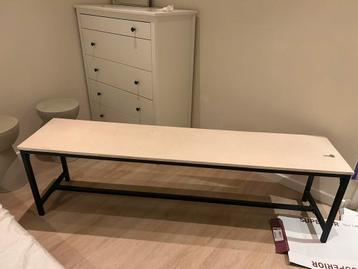 Leuk bankje voor aan tafel beschikbaar voor biedingen