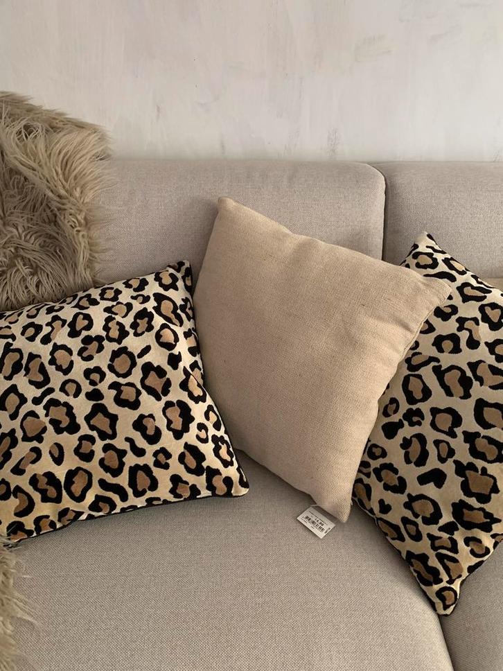 KUSSENS PANTER KUSSENTJES FLUWEEL BEIGE KUSSEN NU € 49,00, Huis en Inrichting, Woonaccessoires | Kussens, Nieuw, Rond, Ophalen of Verzenden