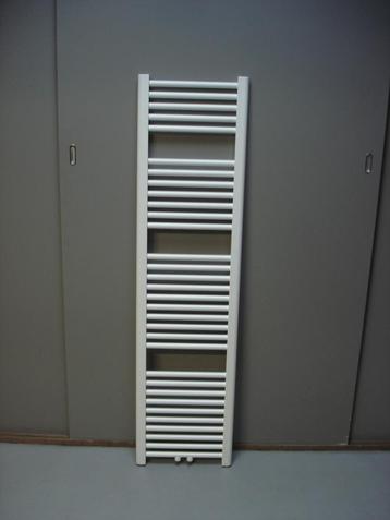Handdoek radiator 30 cm breed x 165 cm hoog met midden onder beschikbaar voor biedingen