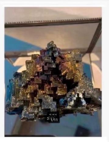 Groot XL stuk Bismuth in glazen vitrine kastje man-made beschikbaar voor biedingen