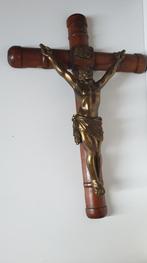 2136) koperen heilig beeld op houten kruis, Ophalen of Verzenden