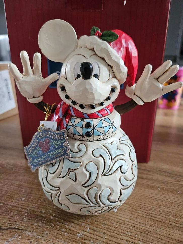 Disney Traditions Snowy Smiles Mickey Mouse Beeldje, Verzamelen, Disney, Nieuw, Beeldje of Figuurtje, Mickey Mouse, Ophalen of Verzenden