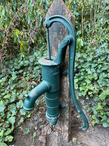 Antieke Groene Waterpomp beschikbaar voor biedingen