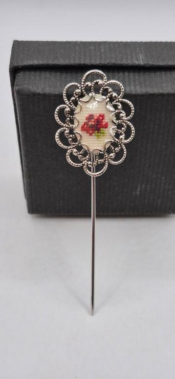 Speld met petit point borduurwerk  beschikbaar voor biedingen