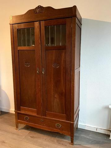 Vintage houten servieskast met glas-in-lood en lade beschikbaar voor biedingen