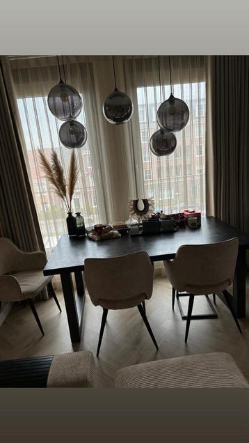 Eettafel + 4 beige stoelen zwarte poten beschikbaar voor biedingen