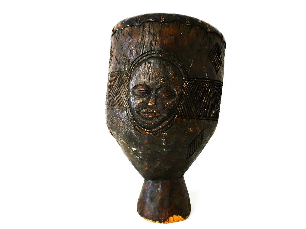 Afrikaanse trommel / tamtam / Djembé met gezichten gekerfd, Antiek en Kunst, Ophalen of Verzenden
