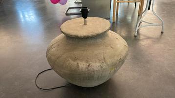 Robuust betonen lamp design. Inclusief kap beschikbaar voor biedingen