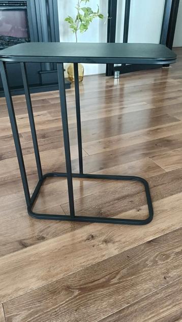 Zwart metalen bijzettafel beschikbaar voor biedingen