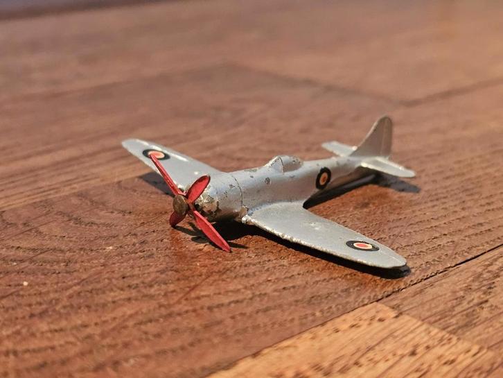 Oude Dinky Toys Tempest II vliegtuig model 70b, Verzamelen, Luchtvaart en Vliegtuigspotten, Gebruikt, Schaalmodel, Verzenden