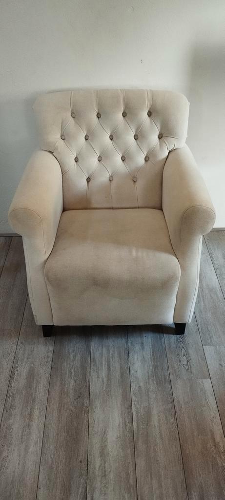Gecapitonneerd wit stevige stoel, Huis en Inrichting, Fauteuils, Zo goed als nieuw, Stof, Ophalen