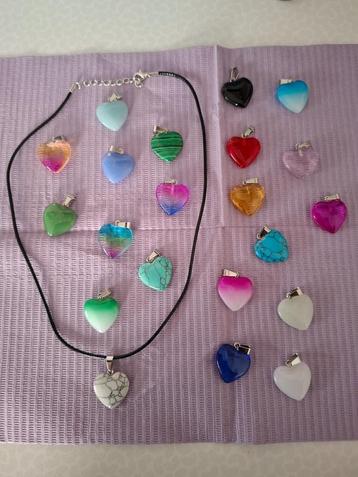 Ketting met gekleurd hartje beschikbaar voor biedingen