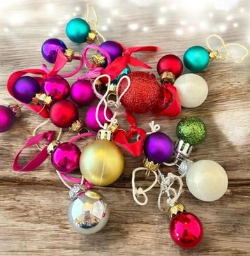 Set van 21 kleine kerstballen in verschillende kleuren. beschikbaar voor biedingen