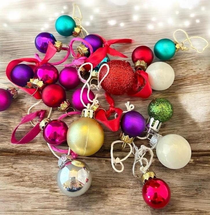 Set van 21 kleine kerstballen in verschillende kleuren., Diversen, Kerst, Zo goed als nieuw, Ophalen of Verzenden