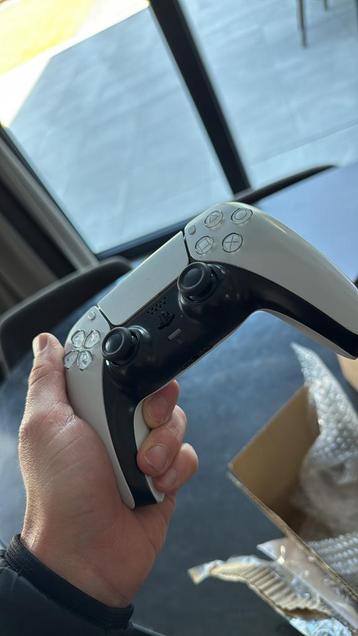 Refurbished PS5 Controllers | Zwart, Wit, Blauw & Roze beschikbaar voor biedingen