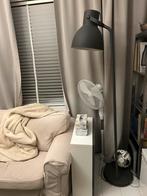 Ikea staande lamp grijs, vloerlamp, Hektar, Huis en Inrichting, Lampen | Vloerlampen, Ophalen, Zo goed als nieuw, 150 tot 200 cm