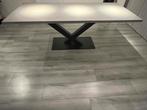 Beton Ciré eettafel met metalen poot, Huis en Inrichting, Tafels | Eettafels, Ophalen, Gebruikt, 200 cm of meer, 50 tot 100 cm