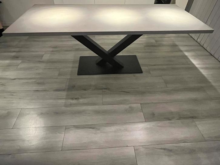 Beton Ciré eettafel met metalen poot, Huis en Inrichting, Tafels | Eettafels, Gebruikt, 50 tot 100 cm, 200 cm of meer, Vijf personen of meer