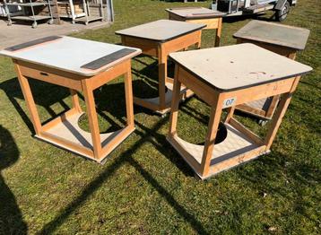Leuke oude verrijdbare werktafels beschikbaar voor biedingen