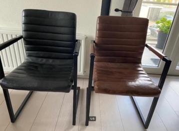 Te koop lederlook stoelen met leuningen en stalen onderstel. beschikbaar voor biedingen