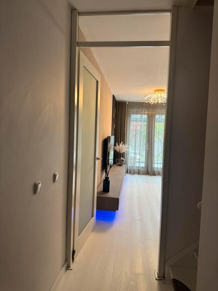 IJzeren kozijn met houten deur en melkglas, Doe-het-zelf en Verbouw, Kozijnen en Schuifpuien, Zo goed als nieuw, Deurkozijn, Hout