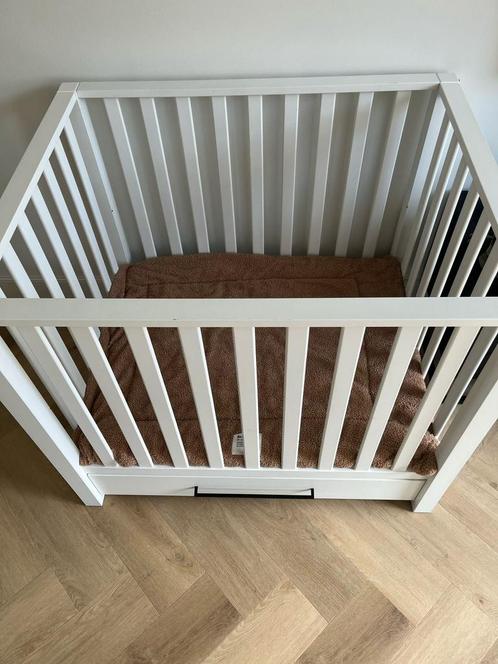 Baby box verstelbaar( 2 standen) incl. Matras en kleed, Kinderen en Baby's, Boxen, Zo goed als nieuw, Boxkleed, Ophalen