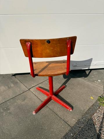 Vintage Kleuterstoel / Schoolstoel Rood Hout beschikbaar voor biedingen