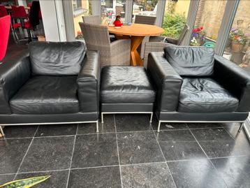 2 leren fauteuils met poef/hocker (zwart) beschikbaar voor biedingen