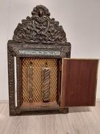 Antiek latoen spiegelkastje/ borstelkastje met 2 borstels!, Ophalen of Verzenden, Rechthoekig, Minder dan 50 cm, Minder dan 100 cm