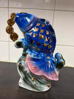 Oud kleurrijk beeld koi met munten, Antiek en Kunst, Ophalen of Verzenden