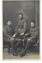 073 - Fotokaart (9x13) militair - de drie gebroeders, Verzamelen, Militaria | Algemeen, Verzenden, Landmacht, Nederland, Foto of Poster