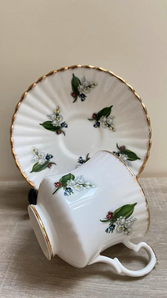 Gladstone Staffordshire Kop en Schotel - Fine Bone England, Huis en Inrichting, Keuken | Servies, Zo goed als nieuw, Ophalen of Verzenden