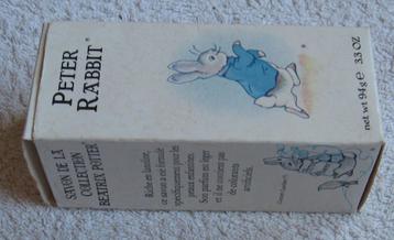 B. Potter (P. Konijn) zeep + Stoffen baby bal met rammeltje beschikbaar voor biedingen