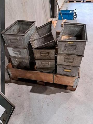 Magazijnbakken  beschikbaar voor biedingen