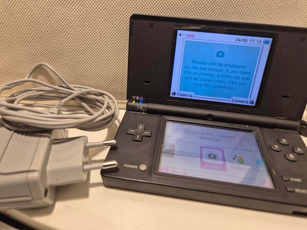 Zwarte Nintendo DSi met originele oplader, Spelcomputers en Games, Spelcomputers | Nintendo DS, Ophalen of Verzenden, Zo goed als nieuw