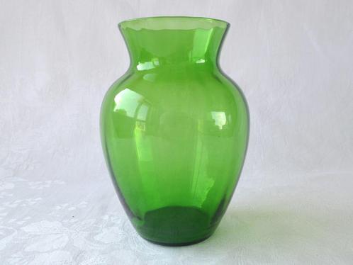 Groene glazen Vaas met verticale banen – Leerdam glas, zgan, Antiek en Kunst, Antiek | Vazen, Ophalen of Verzenden