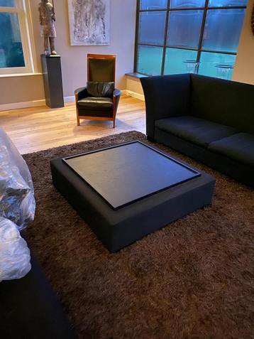 Zwarte salontafel beschikbaar voor biedingen