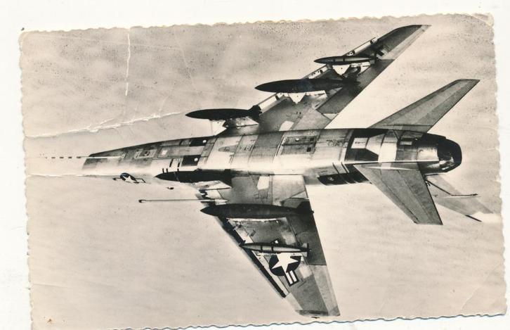   1242 Super Sarre F-100c, Verzamelen, Luchtvaart en Vliegtuigspotten, Gebruikt, Kaart, Foto of Prent, Ophalen of Verzenden