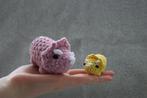 Dino (Triceratops) - zelfgehaakte knuffel / sleutelhanger, Ophalen of Verzenden, Nieuw, Haken, Overige typen
